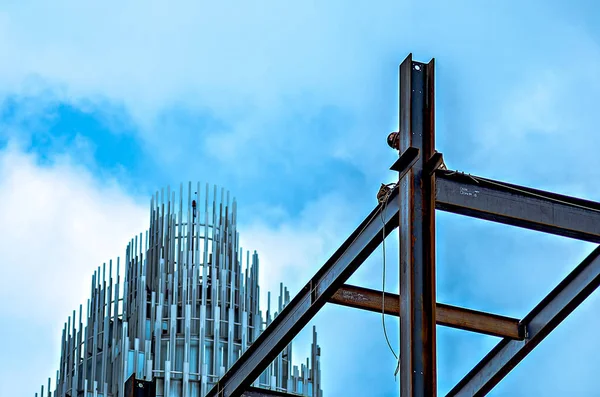 Stavební dělník pracuje na budování highrise — Stock fotografie