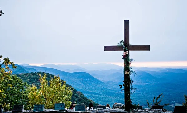 Croix de culte chrétien surplombant les montagnes au lever du soleil — Photo