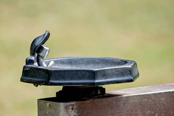 Fechar de uma torneira de água potável pública em um parque — Fotografia de Stock