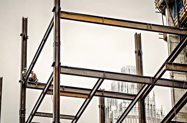 Trabalhador da construção civil que trabalha no edifício do planalto — Fotografia de Stock