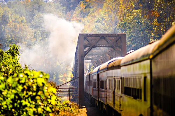 大烟雾弥漫的山铁路公路火车乘坐 — 图库照片