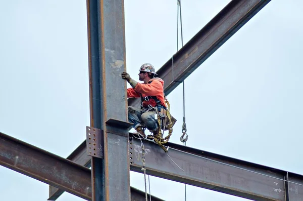 Construction worker working on highrise building — Stock Photo, Image