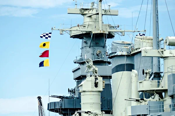 Savaş hazır topçu savaş gemisinin closeup ayrıntıları — Stok fotoğraf