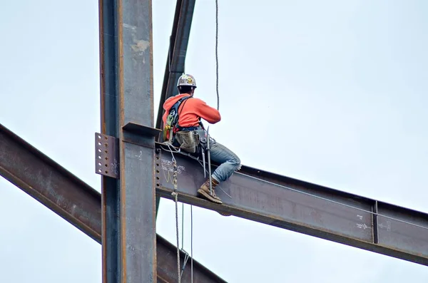 Travailleur de la construction travaillant sur immeuble de grande hauteur — Photo