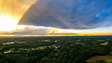 Günbatımı gökyüzü ve bulutlar Güney Carolina üzerinde