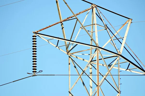 Linhas eléctricas de alta tensão através da floresta — Fotografia de Stock