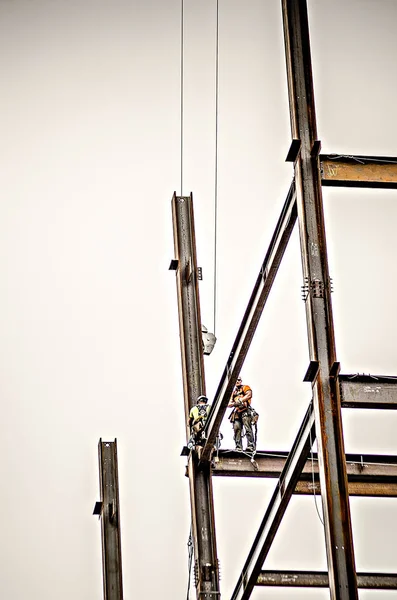 Bouwvakker bezig met hoogbouw-gebouw — Stockfoto