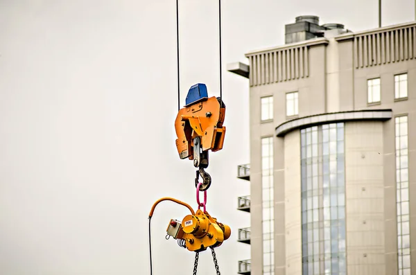 Grúa de obra en una gran ciudad — Foto de Stock