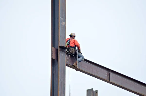 Строитель, работающий на высотном строительстве — стоковое фото