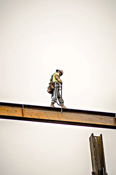 Trabajador de la construcción que trabaja en edificios de gran altura — Foto de Stock