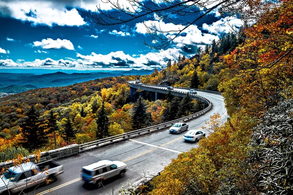 Linn Cove Viaduc porte la Blue Ridge Parkway autour de la boucle — Photo