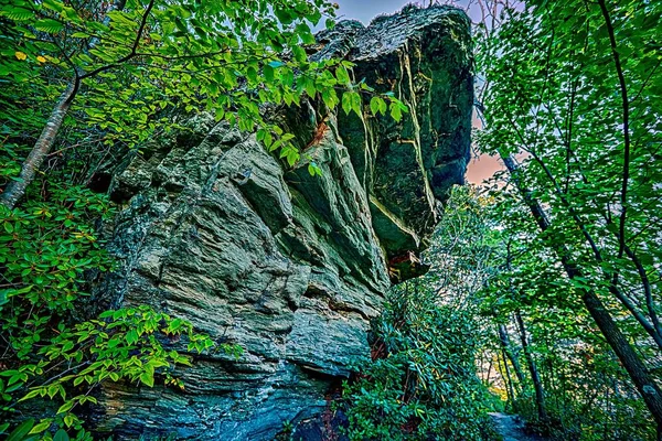 Ястребиная гора в Линвильском ущелье с горой Стол-Рок — стоковое фото