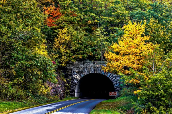 Höst färger och North Carolina fjäll tunnel — Stockfoto