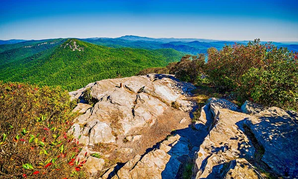 Hawksbill Mountain at Linville gorge with Table Rock Mountain la — Stock Photo, Image