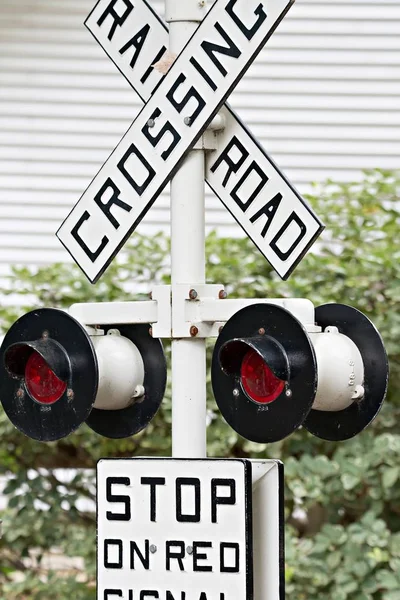 Demiryolu yol çapraz işareti ve sinyalleri — Stok fotoğraf