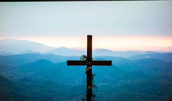 Croix de culte chrétien surplombant les montagnes au lever du soleil — Photo