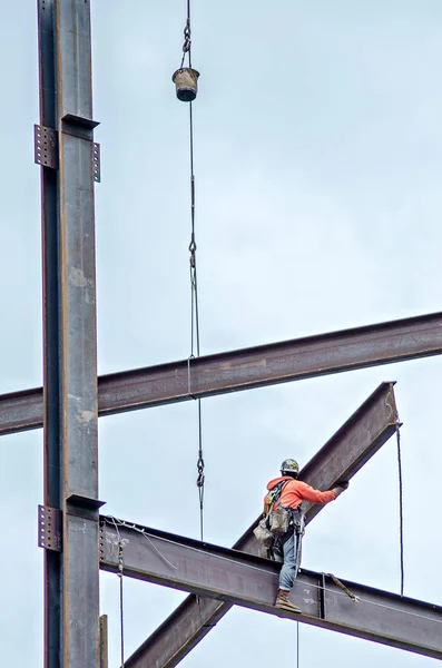 Travailleur de la construction travaillant sur immeuble de grande hauteur — Photo