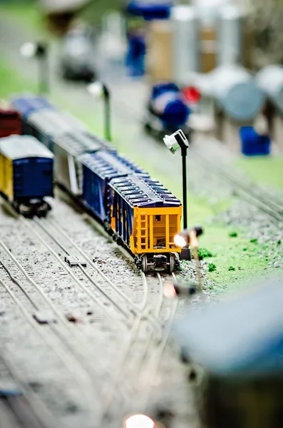 Miniaturowe zabawki modelu pociąg lokomotywy na wyświetlaczu — Zdjęcie stockowe