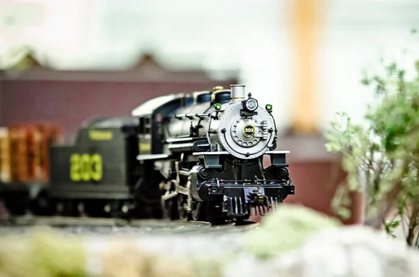 Miniatura brinquedo modelo trem locomotivas em exibição — Fotografia de Stock