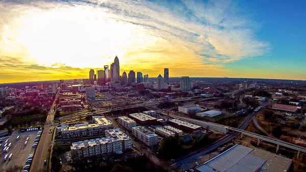 Charlotte, Észak-Karolina skyline légi felett lenyugvó nap — Stock Fotó