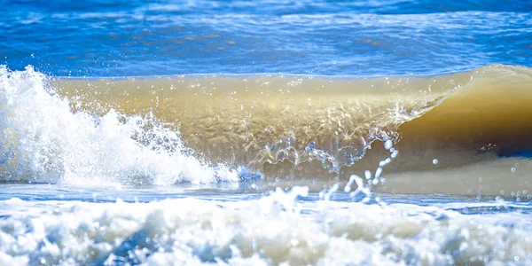 Vista de perto da bela onda azul do oceano com espuma branca — Fotografia de Stock