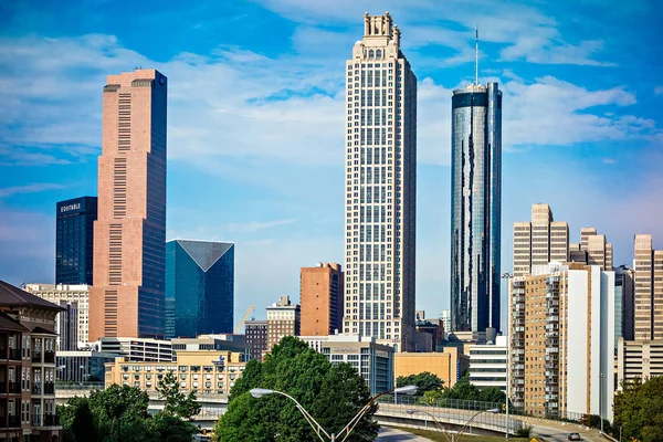 Skyline downtown Atlanta z błękitnego nieba — Zdjęcie stockowe