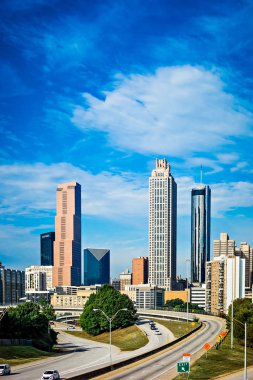 Mavi gökyüzü ile Atlanta şehir manzarası