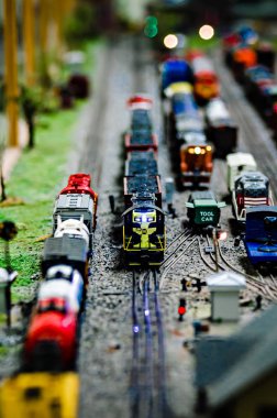 minyatür oyuncak model tren lokomotifler ekranda
