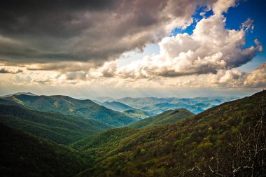 günbatımı ve sarp gardens blue ridge parkway bulutlara