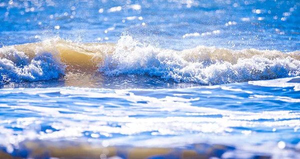 Vue rapprochée de la belle vague bleue de l'océan avec mousse blanche — Photo