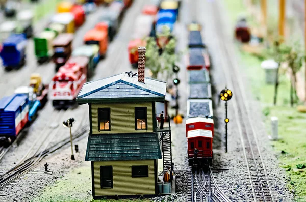 Miniatuur speelgoed model trein locomotieven op display — Stockfoto