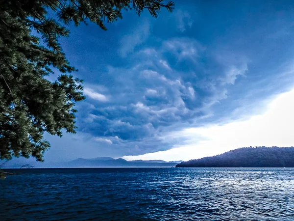 Natura intorno a nord sud carolina al lago jocassee gorge moun — Foto Stock