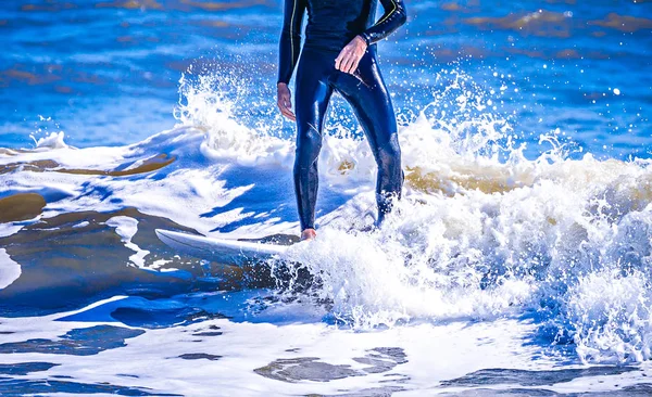 Surfer mec sur une planche de surf équitation océan vague — Photo