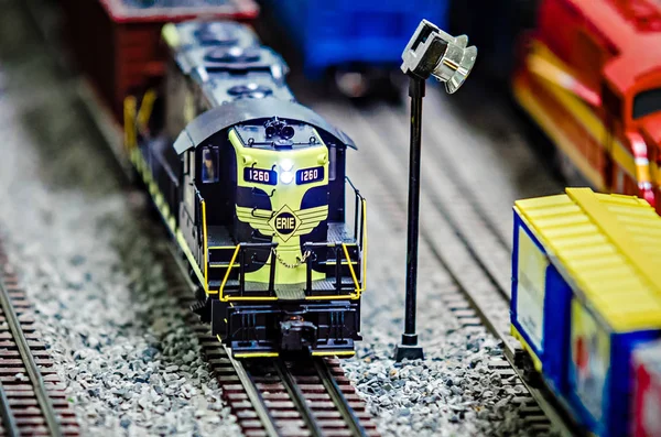 Μινιατούρα παιχνίδι τρένο μοντέλο ατμομηχανές στην οθόνη — Φωτογραφία Αρχείου
