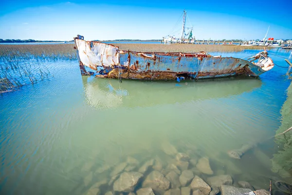 Abandoned fishing and shrimp boat near folly beach south carolin — Stock Photo, Image