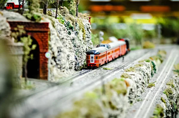 Miniatuur speelgoed model trein locomotieven op display — Stockfoto