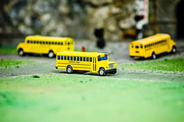 Sarı okul otobüsü plastik ve metal modeli oyuncak — Stok fotoğraf