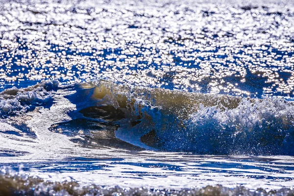 Zár megjelöl kilátás gyönyörű kék óceánra hullám fehér hab — Stock Fotó