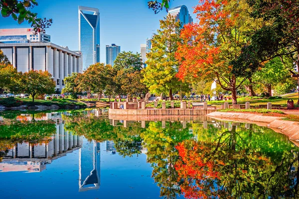 Ciudad Charlotte skyline de marshall park temporada de otoño con blu —  Fotos de Stock