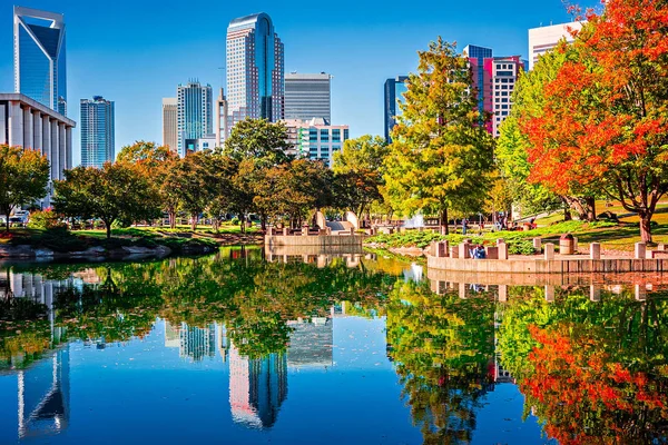 Ciudad Charlotte skyline de marshall park temporada de otoño con blu — Foto de Stock