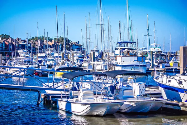 Bohiket marina con barcos cerca de la isla de kiawah — Foto de Stock