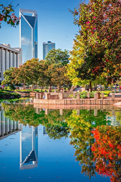 Panorama města Charlotte od marshall parku podzimní sezónu s blu — Stock fotografie