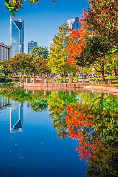 Ciudad Charlotte skyline de marshall park temporada de otoño con blu —  Fotos de Stock