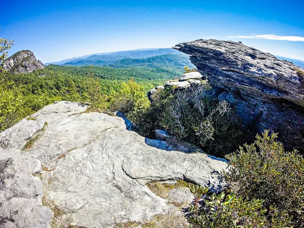 Liggande utsikt på toppen av Taffelberget rock nc — Stockfoto