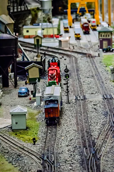 Miniatuur speelgoed model trein locomotieven op display — Stockfoto