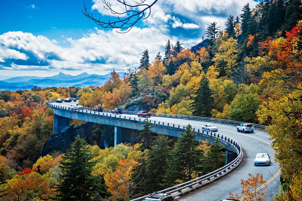 Geniş eğri viyadük Linn Cove sonbahar sırasında