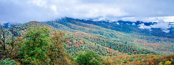 Stagione autunnale su parkway dorsale blu — Foto Stock