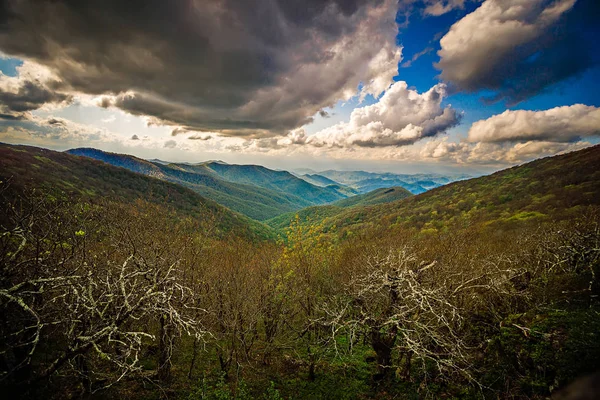 日落和云在崎岖花园 blue ridge 大道 — 图库照片