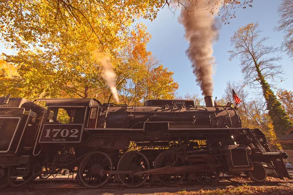 Grandes montañas humeantes ferrocarril carretera otoño temporada excursión —  Fotos de Stock