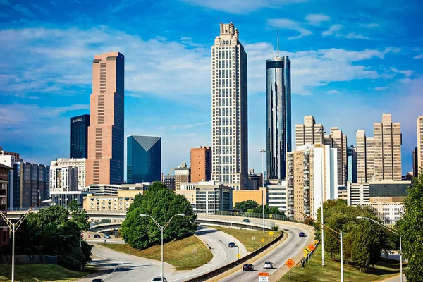 Atlanta downtown skyline med blå himmel — Stockfoto